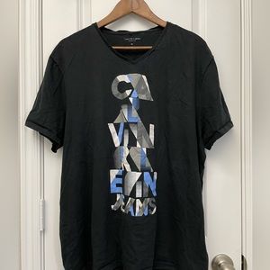 CALVIN KLEIN Men’s V-Neck Graphic Tee. Size XXXL